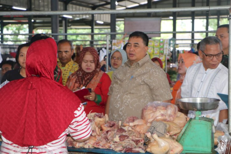 Sekretaris Daerah (Sekda) Muara Enim, Yulius bersama intansi terkait melakukan Inspeksi Mendadak (Sidak) di Pasar Inpres Muara Enim. (Noviansyah/RMOLSumsel.id)