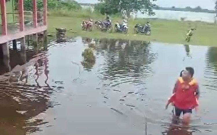 Salah seorang siswa sekola di Banyuasin digendong orang tuanya berangkat ke sekolah. (ist/rmolsumsel.id)
