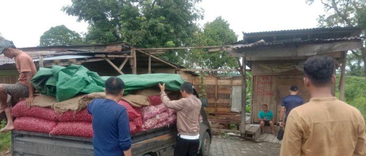  Tim dari Dinas Ketahanan Pangan saat mengecek harga sembako di Pasar Pulo Mas. (Salim/RMOLSumsel.id)