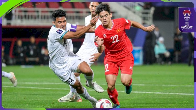 Kapten Timnas Indonesia, Asnawi Mangkualam menghalau serangan pemain Vietnam/Foto:AFC