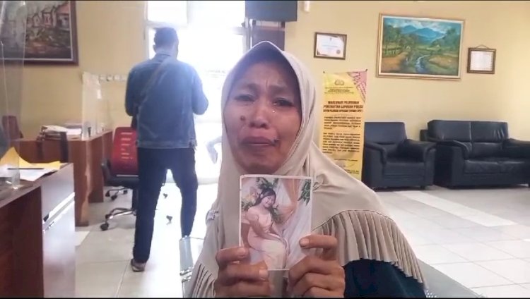 Neli Hartati (39), saat mendatangi ruang pengaduan Sentra Pelayanan Kepolisian Terpadu (SPKT) Polrestabes Palembang. (Denny Pratama/rmolsumsel.id)