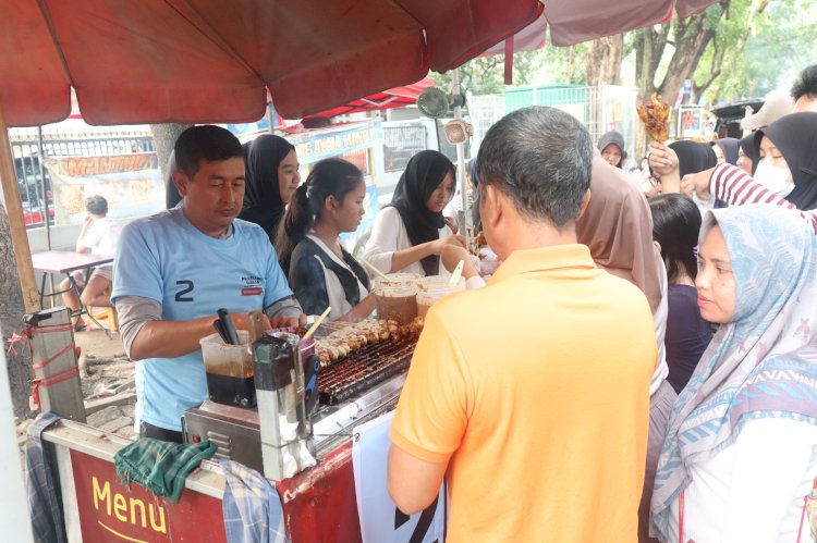 TKD Sumsel borong dagangan puluhan pedagang di Kambang Iwak Palembang/ist