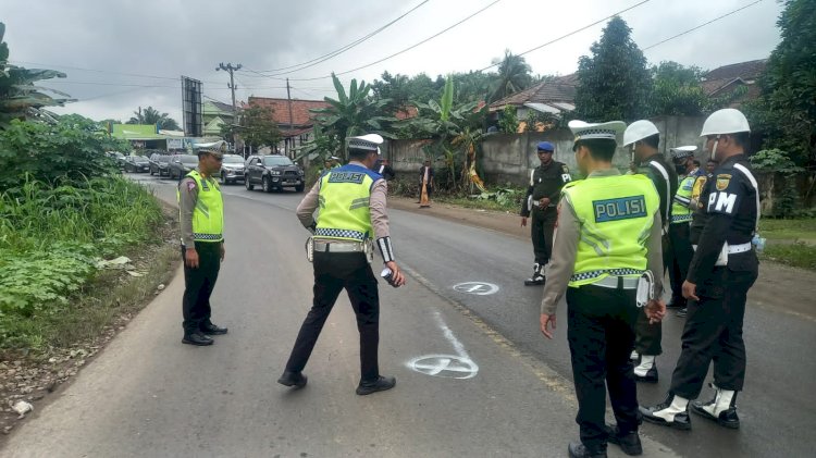 Polres Muara Enim melakukan olah TKP dimana Kopka Rosidi tewas ditabrak pengemudi mobil truk. (dok. Polres Muara Enim)