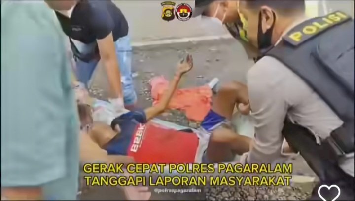 Evakuasi lansia yang terlantara di pinggir jalan kota Pagar Alam, Sumatera Selatan. (dok. Polisi)
