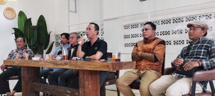 Perupa dan Seniman Sumsel saat memberikan keterangan kepada wartawan di Gunz Cape, Palembang terkait polemik pembangunan Patung Ir Soekarno di Banyuasin. (Dudy Oskandar/RMOLSumsel.id)