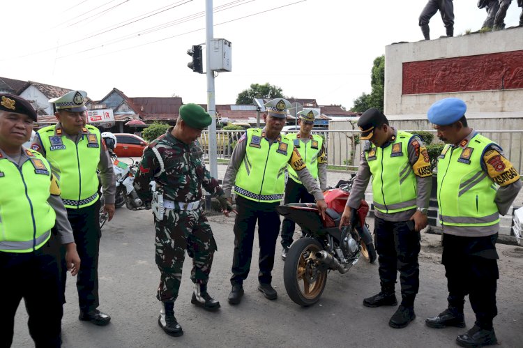 Kasatlantas Polres Muara Enim, AKP Suwandi perlihatkan salah satu motor yang dirazia karena menggunakan knalpot brong (dok. Polres Muara Enim)