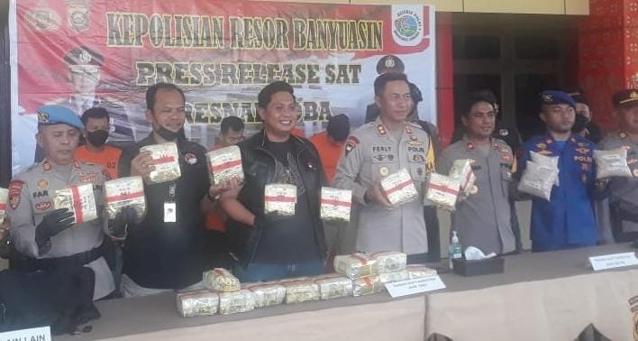 Kapolres Banyuasin AKBP Ferly Rosa Putra saat menggelar pers rilis terkait ungkap kasus penyelundupan 19 kilogram sabu dari Malaysia. (Arda Ismail/RMOLSumsel.id)