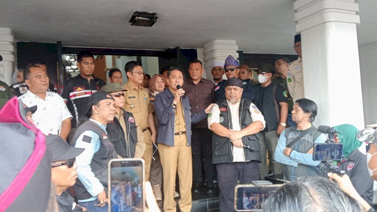 Pj Wali Kota Palembang, Ratu Dewa saat menyambut para pendemo. (ist/rmolsumsel.id)