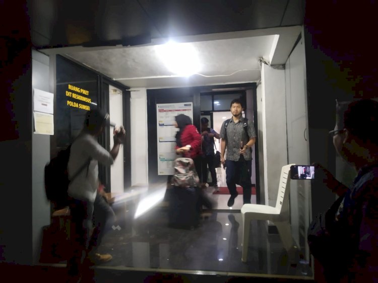 Penyidik Bareskrim Polri saat meninggalkan Gedung Subarkah Ditreskrimsus Polda Sumsel. (denny pratama/rmolsumsel.id)