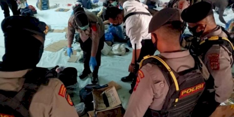 Polisi saat melakukan pengecekan pengungsi Rohingya penampungan sementara Gedung Balee Meuseuraya Aceh (BMA), Banda Aceh/Ist