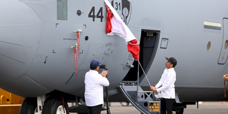 Presiden Joko Widodo menyaksikan prosesi penyerahan pesawat keempat C-130J Super Hercules dari Menteri Pertahanan, Prabowo Subianto kepada Kepala Staf Angkatan Udara (KSAU) Marsekal TNI Fadjar Prasetyo di Terminal Selatan di Landasan Udara (Lanud) Halim Perdanakusuma, Jakarta Timur, Rabu (24/1)/Ist