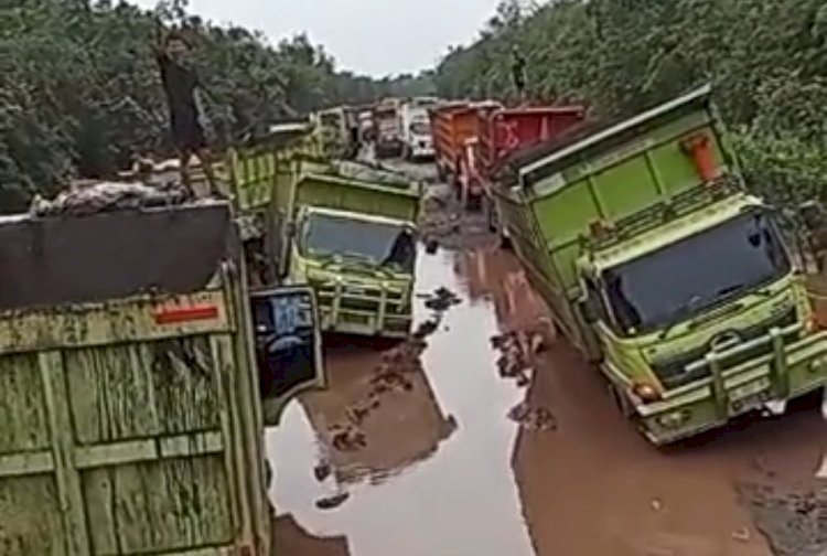 Sejumlah truk angkutan batu bara yang terjebak di jalan Servo Lintas Raya. (ist/rmolsumsel.id)