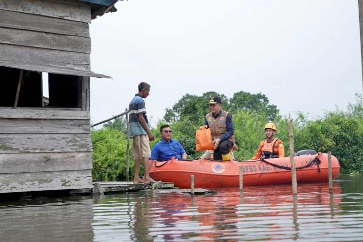 Pj Gubernur Sumsel Agus Fatoni saat memberikan bantuan ke warga terdampak banjir. (Handout)