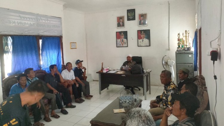 Perwakilan warga Desa Pelimbangan mendatangi kantor Camat Cengal OKI/ist