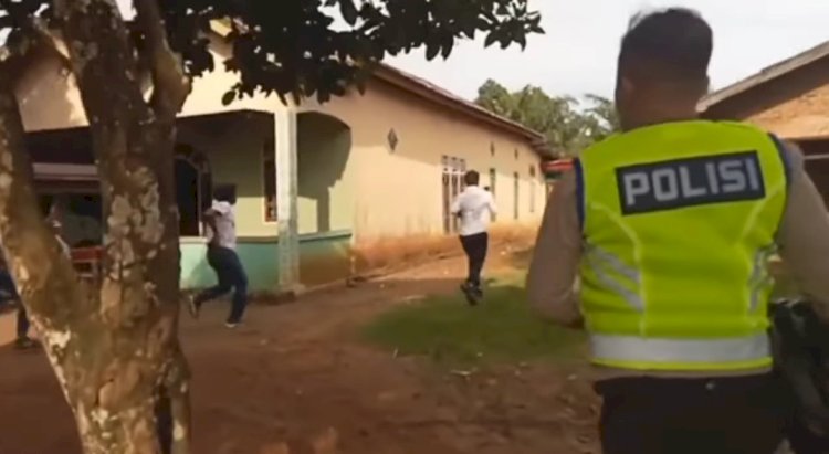 Potongan gambar video penggerebekan lokasi bermain judi di Desa Rantau Serik, Kecamatan Tiang Pungpung Kepungut (TPK), Kabupaten Musi Rawas. (ist/rmolsumsel.id)