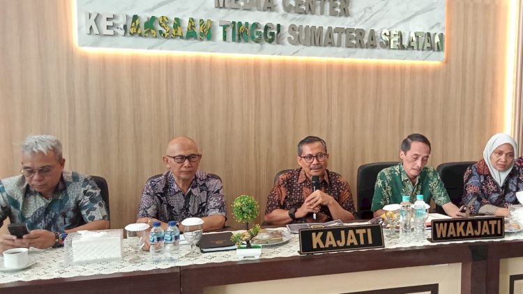 Kepala Kejaksaan Tinggi (Kajati) Sumatera Selatan (Sumsel), Yulianto saat coffee morning bersama wartawan di kantornya, Jumat (26/1/2024). (Yosep Indra Praja/RMOLSumsel.id)