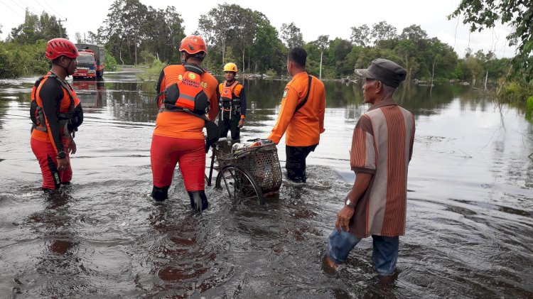  Personel Basarnas Palembang saat mengevakuasi korban banjir di Kabupaten Musi Banyuasin . (dok. Basarnas Palembang)