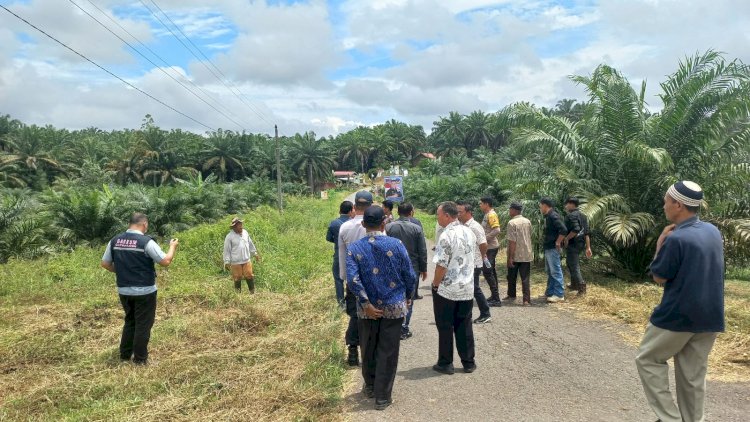 Anggota DPRD Muara Enim, instansi terkait, PT RMKO bersama masyarakat meninjau lokasi rencana pembangunan hauling PT RMKO di Desa Saka Jaya (ist/RMOLSumsel.id)