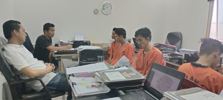  Dua pelaku Curanmor dan penadah saat menjalani pemeriksaan penyidik Subdit III Jatanras Polda Sumsel . (Fauzi/RMOLSumsel.id)