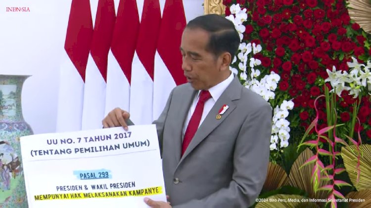Presiden RI, Joko Widodo saat menunjukkan aturan Pemilu. (Istimewa/Setneg)