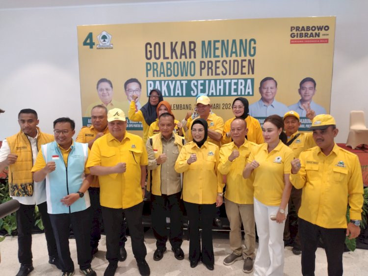 Ketua Umum (Ketum) Partai Golkar Airlangga Hartarto bersama para petingginya saat brada di Palembang. (Dudi Oskandar/RMOLSumsel.id)
