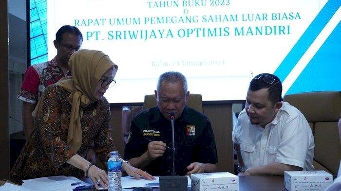 Asfan Fikri Sanap menandatangani penyerahan saham PT Sriwijaya Optimis Mandiri (SOM) dari pemegang saham sebelumnya Hendri Zainuddin/net