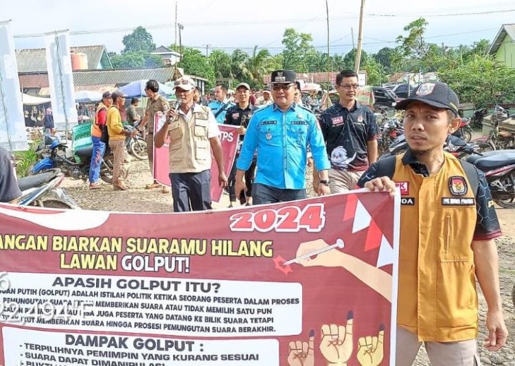 Camat Muara Padang, Parlin Munandar, bersama Panwaslu, PPK, serta Satpol PP Kecamatan Muara Padang turun langsung ke pasar desa dan tempat umum lainnya untuk melakukan sosialisasi pemilu/ist