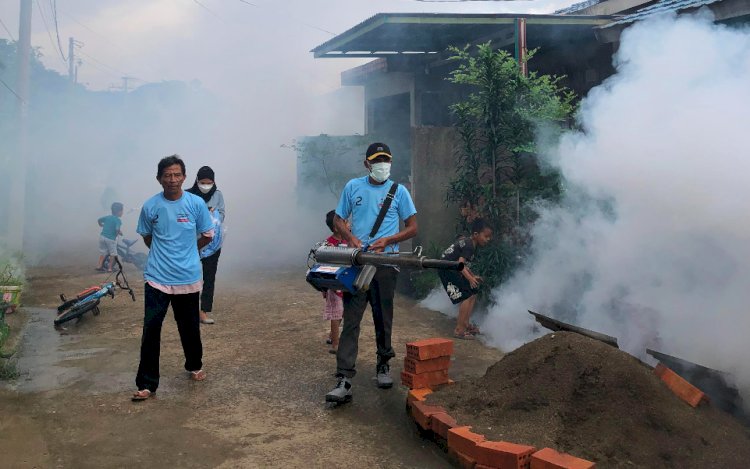 Fogging yang dilaksanakan TKD Sumsel Prabowo-Gibran di tiga Kecamatan Palembang untuk mencegah DBD. (Handout)