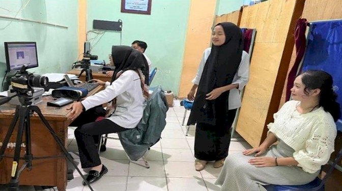 Petugas melakukan perekaman kepada calon pemilih pemula. (ist/rmolsumsel.id)
