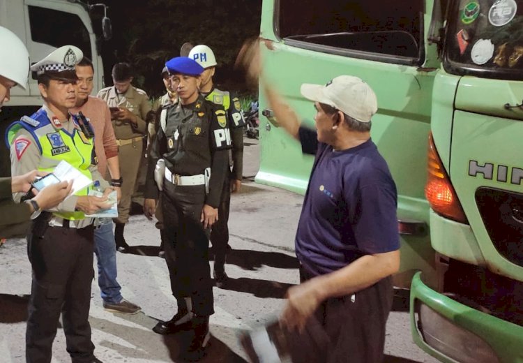 Razia truk ODOL di jalan Lintas Sumatera. (Amizon/RMOLSumsel.id)