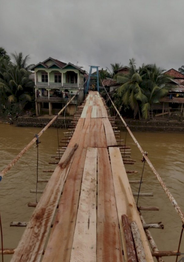 Kondisi jembatan gantung yang diperbaiki secara gotong royong. (Alam/rmolsumsel)