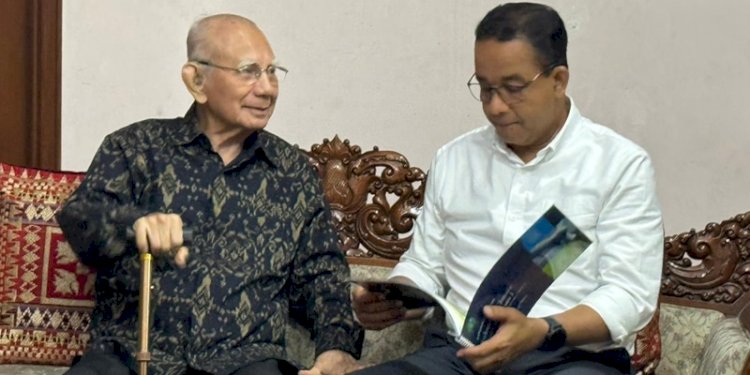 Capres Nomor Urut 1 Anies Baswedan (kanan) diterima ekonom senior Prof. Emil Salim (kiri) di kediamannya di kawasan Jakarta Selatan, Minggu malam (28/1)/Ist