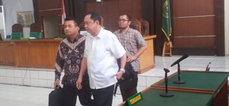  Mantan Direktur Utama PT Sriwijaya Mandiri Sumsel (SMS) periode 2019-2021, Sarimuda usai menjalani sidang di Pengadilan Negeri Palembang, Senin (29/1). (Yosep Insra Praja/RMOLSumsel.id)