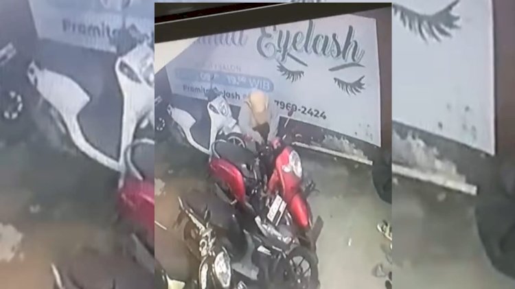 Tangkapan layar seorang perempuan mencuri sepeda motor diparkiran di Jalan Sultan M Mansyur Kelurahan Bukit Lama, Kecamatan Ilir Barat I Palembang. (Fauzi/RMOLSumsel.id)