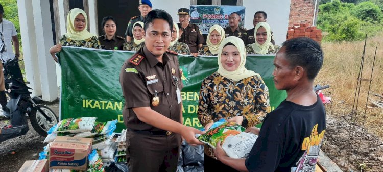 Ketua Ikatan Adhiyaksa Dharma Karini (IAD) Kabupaten Muara Enim, Eva Ahmad Nuril Alam memberikan bantuan paket sembako untuk warga terdampak banjir (Noviansyah/RMOLSumsel.id)