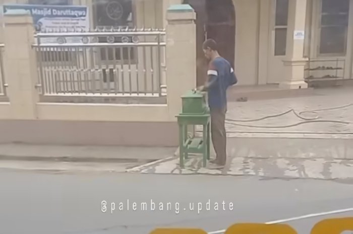 Aksi seorang pria yang mencungkil celengan masjid viral di media sosial (Medsos). (Tangkapan Layar)