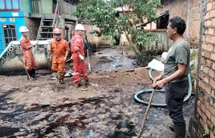 Kondisi kebocoran pipa minyak di PALI yang mencemari lingkungan warga. (Handout)