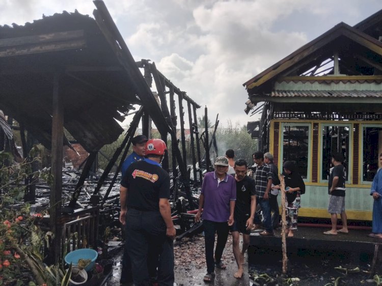 Kondisi dua rumah panggung di Jalan Kadir TKR Kelurahan 36 Ilir Kecamatan Gandus Palembang yang ludes dilalap sijago merah. (Fauzi/RMOLSumsel.id)