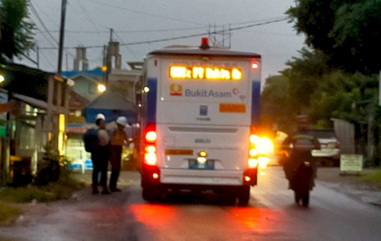 Salah satu bus karyawan perusahaan kedapatan melakukan penjemputan tidak pada jalan dan titik penjemputan (dok. warga)