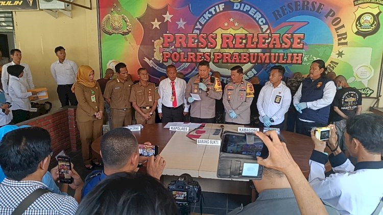 Kapolres Prabumulih, AKBP Endro Aribowo bersama jajaran saat menggelar press release di Mapolres Prabumulih. (ist/rmolsumsel.id)