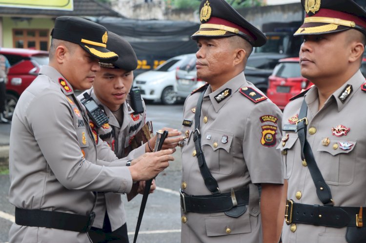 Kapolres Muara Enim, AKBP Jhoni Eka Putra pimpin serah terima jabatan Wakapolres Muara Enim, Kapolsek Tanjung Agung, Kapolsek Semendo dan Kapolsek Lawang Kidul (dok. Polres Muara Enim)