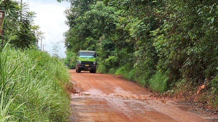 Jalan Pertamina di Kecamatan Belida Darat Muara Enim yang tak kunjung dilakukan perbaikan. (ist/rmolsumsel.id)