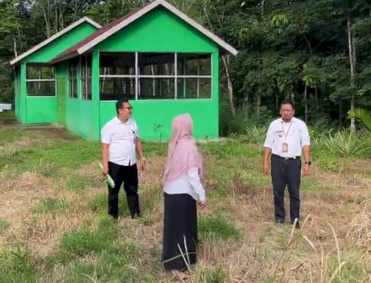 Kepala DLH Lubuklinggau tengah melakukan survei lokasi di 8 titik kecamatan untuk rencana dibuat tempat penampungan sampah sementara. (Ansyori Malik/RMOLSumsel.id)