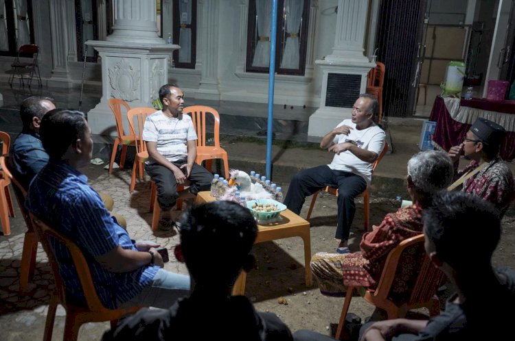 Pj Bupati Muba, Apriyadi saat berbincang bersama warga Desa Lubuk Bintialo. (ist/rmolsumsel.id)