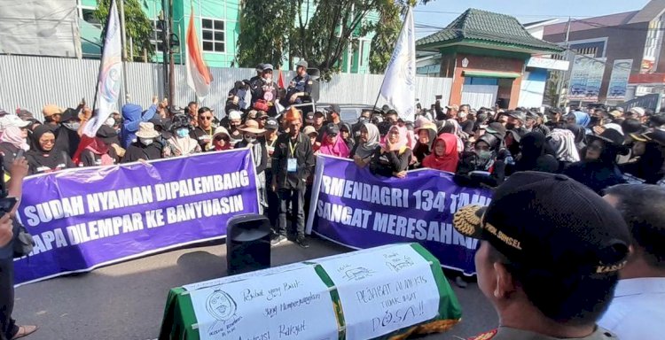 Warga Tegal Binangun menggelar demontrasi di depan Kantor Gubernur Sumsel demi menolak masuk wilayah Banyuasin/ist