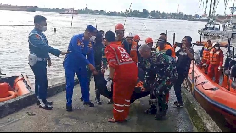 Tim SAR gabungan saat mengevakuasi jasad Parulian Pasaribu dari Sungai Musi kedaratan . (Dok. TimSAR)