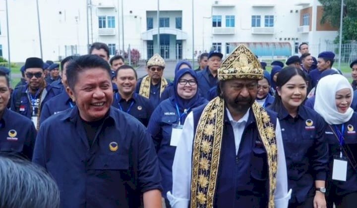 Ketua DPW Nasdem Sumsel, Herman Deru (kiri) saat mendampingi Ketua Umum Partai Nasdem, Surya Paloh (kanan) dalam kegiatan Kampanye Akbar Partai Nasdem di Benteng Kuto Besak (BKB) Palembang. (ist/rmolsumsel.id)