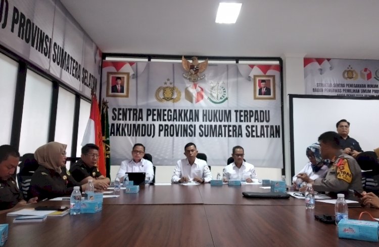 Ketua Badan Pengawas Pemilu (Bawaslu) Provinsi Sumsel, Kurniawan bersama jajaran tim Gakkumdu Sumsel di Posko Gakkumdu Sumsel di Jakabaring/Foto: Dudy Oskandar