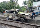 Mogok di Perlintasan Rel Kereta Api, Kijang Kapsul Ringsek Dihantam Babaranjang di Muara Enim