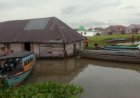 Tumpukan Eceng Gondok Hanyut, Rumah Rakit Hingga 500 Meter Terbawa Arus